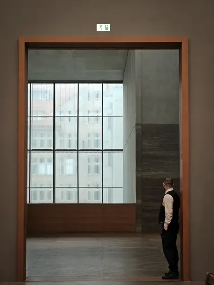 Ventanal de gran escala y figura humana en una sala de museo.