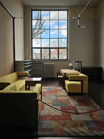 La oficina de Walter Gropius: luz, mobiliario y proporción interior.