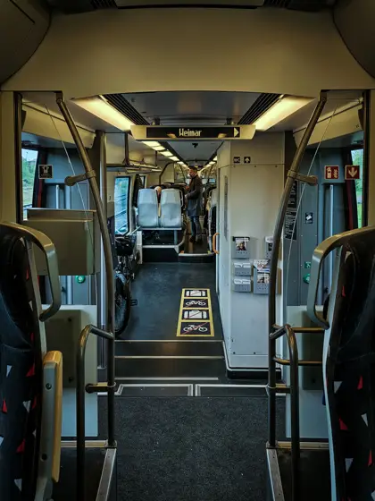 El eje interior de un vehículo de transporte colectivo.