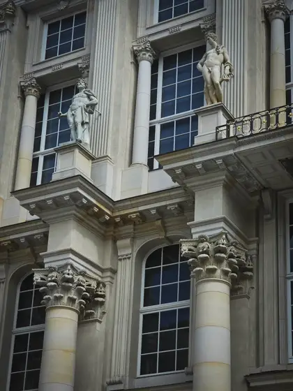 Ventanas, molduras y textura de una fachada histórica.