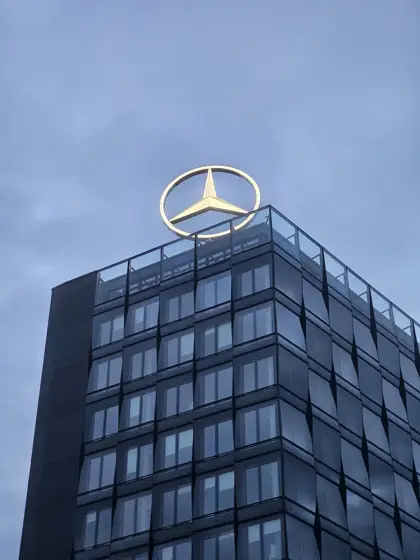 Retícula de vidrio y coronamiento de una torre urbana.