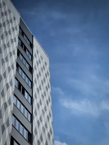 Repetición de ventanas sobre una fachada de gran altura.