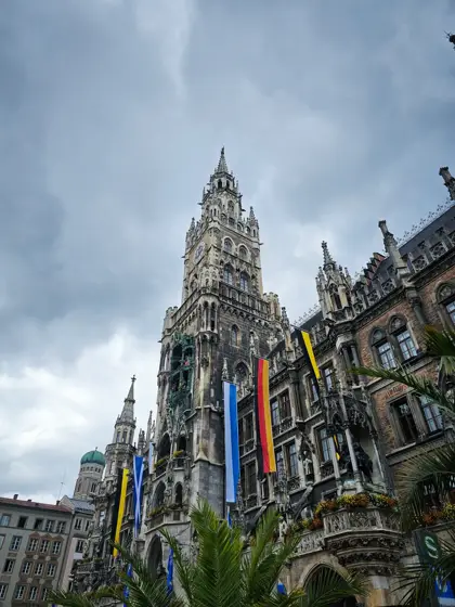 Torre y fachadas históricas sobre el borde de una plaza.