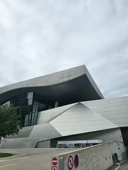 Cubierta de gran vuelo y geometría escultórica de BMW Welt.