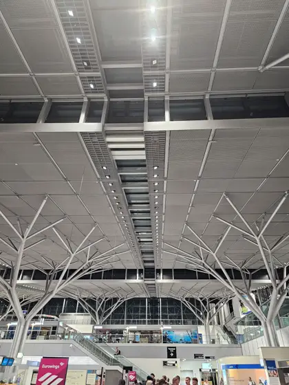 Cerchas, instalaciones y luz cenital en una nave de gran escala.