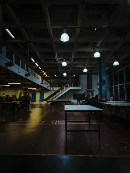 Estructura e iluminación de una nave industrial.