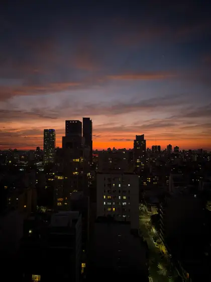 Silueta urbana frente al último resplandor del día.