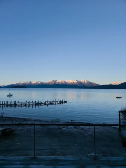 Agua quieta y cordillera en el horizonte.