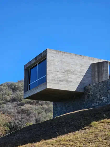 Volumen de hormigón en voladizo sobre una ladera.