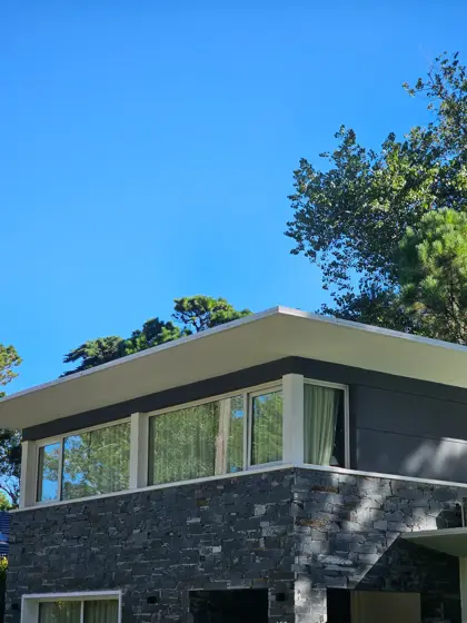 Una fachada vidriada que se abre hacia el jardín.