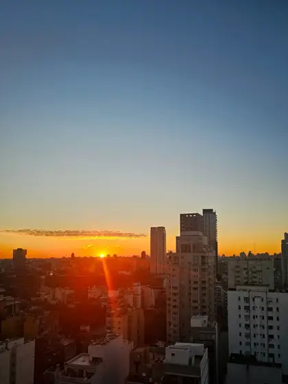 La ciudad iluminada por el sol bajo del atardecer.