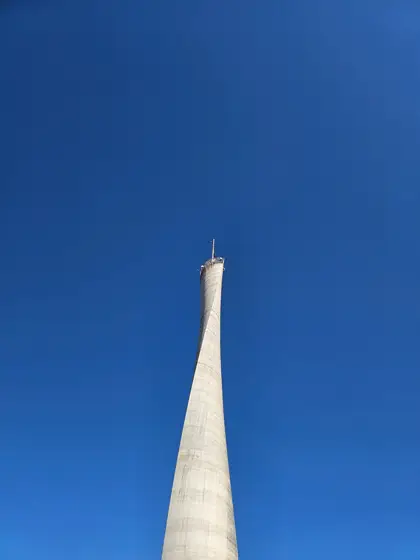 Un obelisco recortado contra el cielo azul.