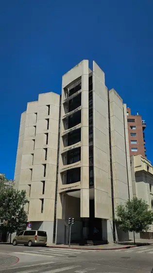 Torre de hormigón y profundidad de sus vanos en la esquina urbana.