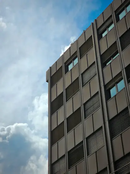 Retícula de ventanas y bandas horizontales en un edificio urbano.