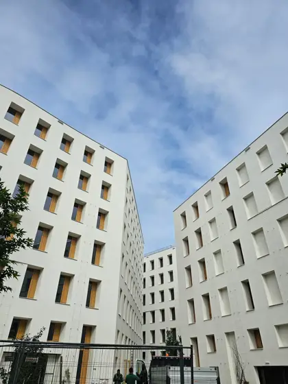 Una plaza interior encuadrada por volúmenes claros.