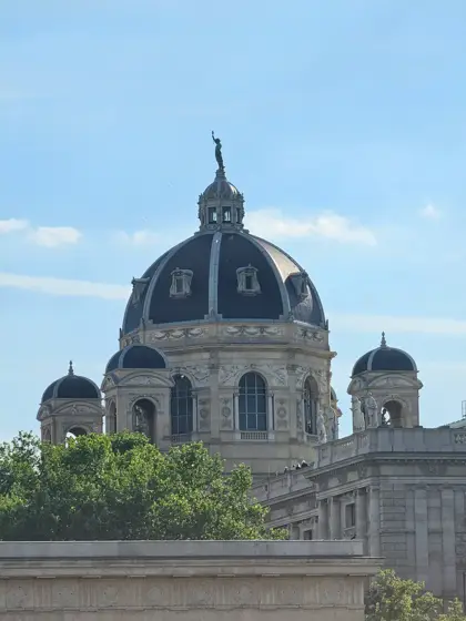 Cúpula y pórtico de un edificio histórico.