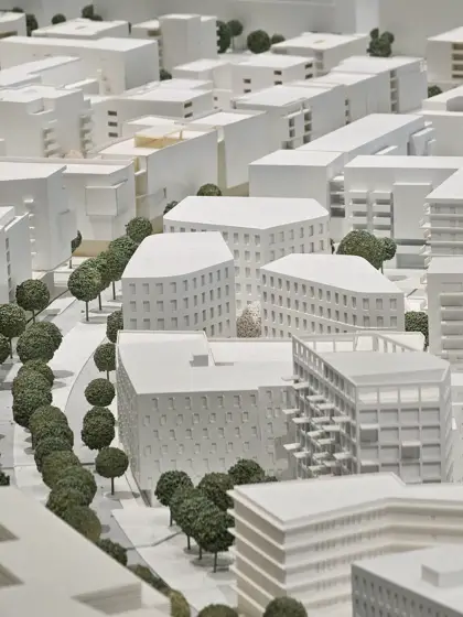 Una maqueta mostrando la relación entre edificios y espacios verdes.
