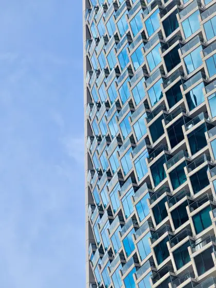 Ventanas romboidales y reflejos en una piel facetada.