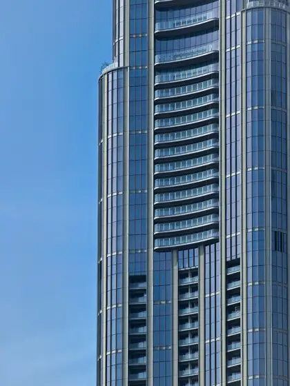 Balcones, franjas y profundidad en la piel del edificio.