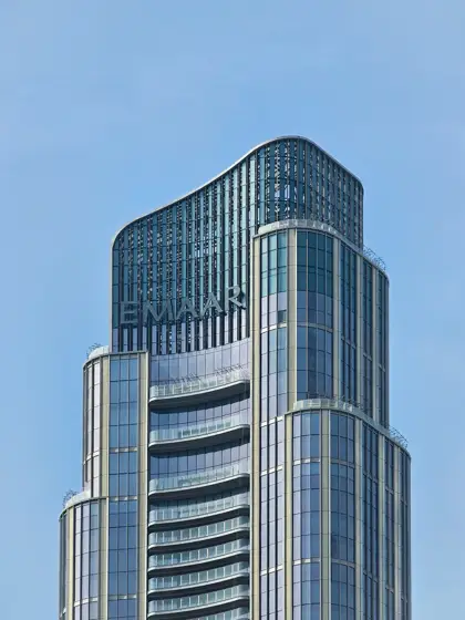 Una torre plegada definiendo un perfil escultórico.