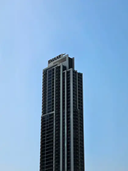 Una torre estrecha recortada frente al cielo despejado.