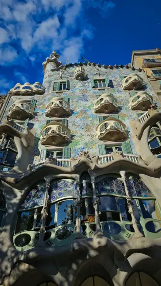 Una fachada ondulante de piedra y balcones escultóricos.