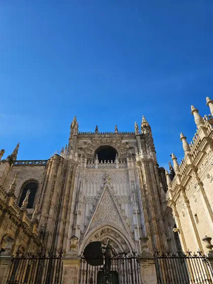 Fachada gótica y arco ornamental de un edificio religioso.