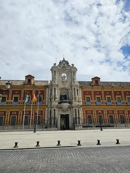 La escala de una plaza definida por fachadas continuas.