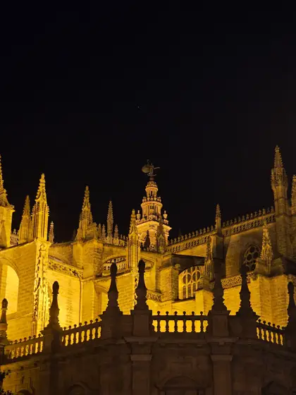 Iluminación nocturna sobre una fachada histórica.