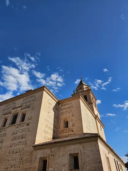 Muro y cornisa de un edificio histórico frente al cielo.