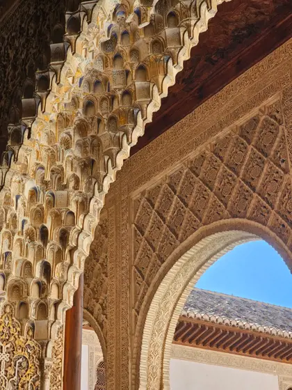 Mocárabes: profundidad del arco y transición hacia el cielo.
