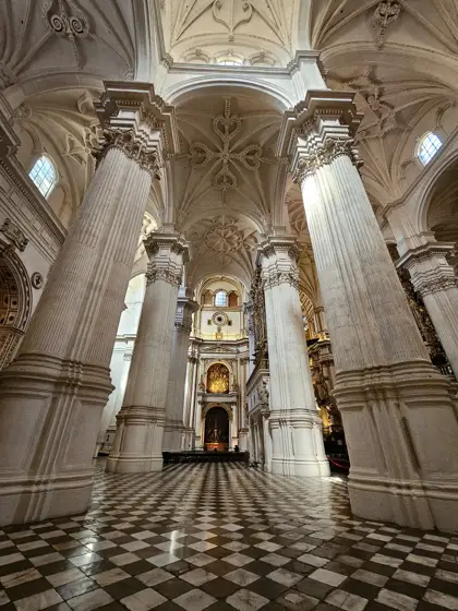 Profundidad de la nave y dibujo del piso hacia el altar.