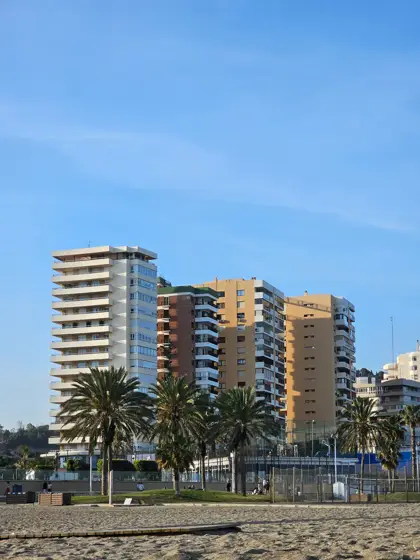 Torres de vivienda frente al paisaje abierto.