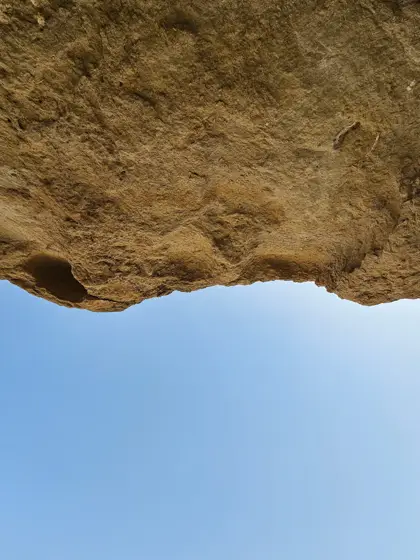 El techo de una cavidad rocosa como marco del cielo.