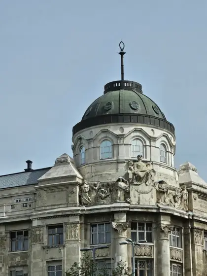 Una esquina curva coronada por una cúpula.