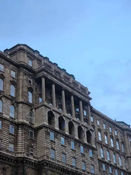 Profundidad de vanos y balcones en una fachada de esquina.