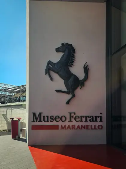 Museo Ferrari de Maranello: emblema y acceso.