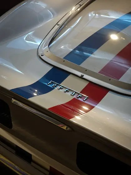 Franjas de color y transparencias en el detalle de un automóvil.