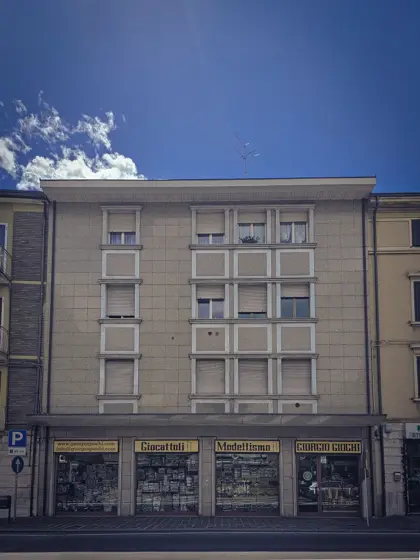 Una fachada urbana marcada por la repetición de ventanas.