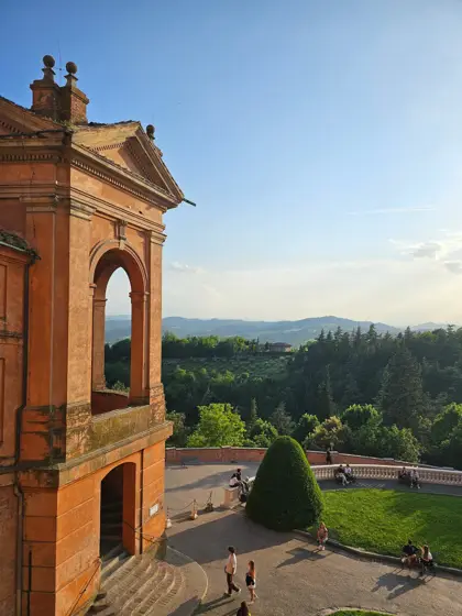 Pórtico y paisaje de colinas desde una posición elevada.