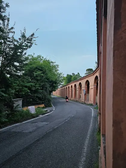 Arcada acompañando una calle en pendiente.