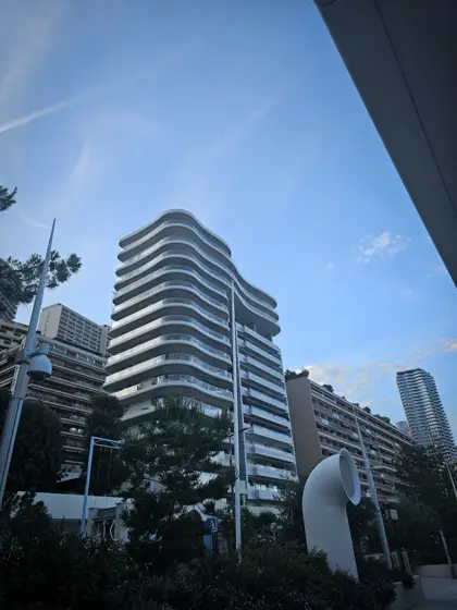 Torres de vivienda en el borde de una calle urbana.