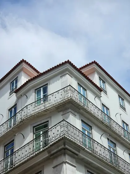 Balcones metálicos y esquinas en una fachada de vivienda.