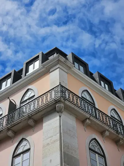 Arcos, óculos y balcón continuo en el remate del edificio.