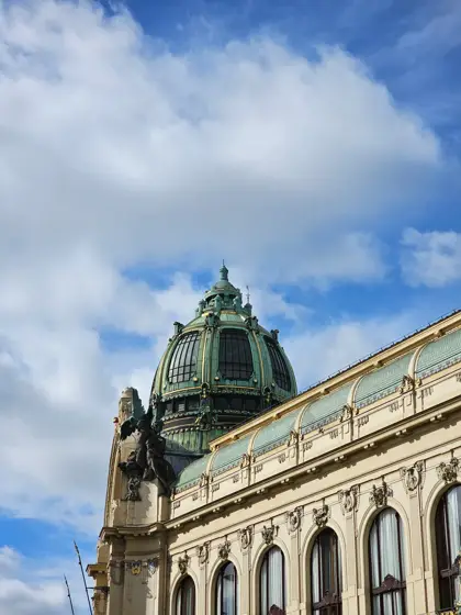 Torres y cornisa de un edificio histórico frente al cielo.