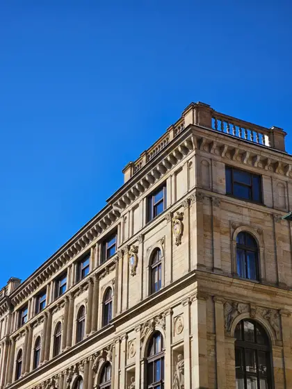 Retícula de ventanas y ornamentación sobre la fachada urbana.
