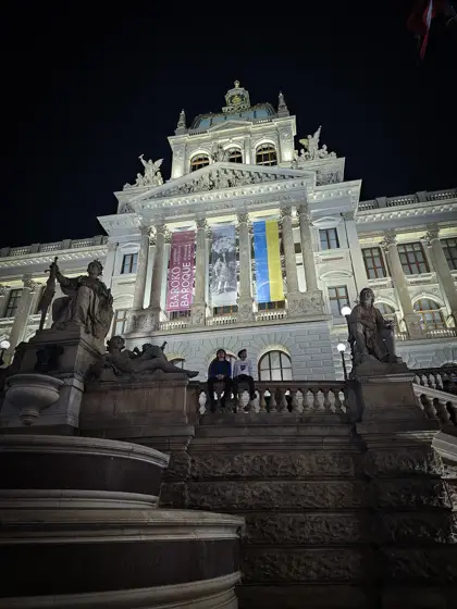 La iluminación nocturna resaltando un acceso monumental.