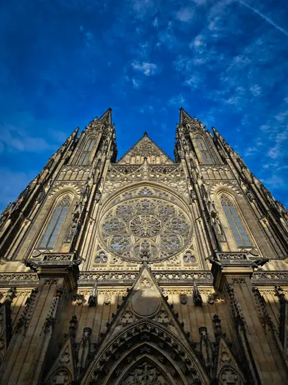 Catedral de San Vito: rosetón y fachada gótica.