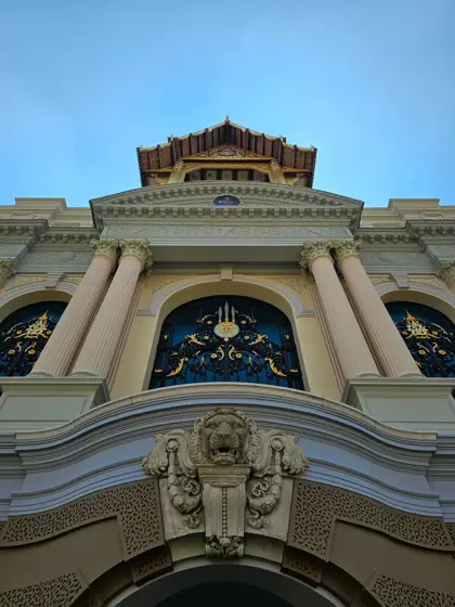 Remate de fachada y ornamento bajo el cielo.