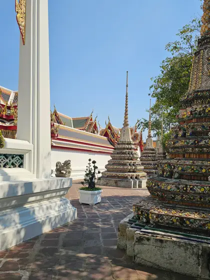 Patio, agua y torres como secuencia de espacios abiertos.